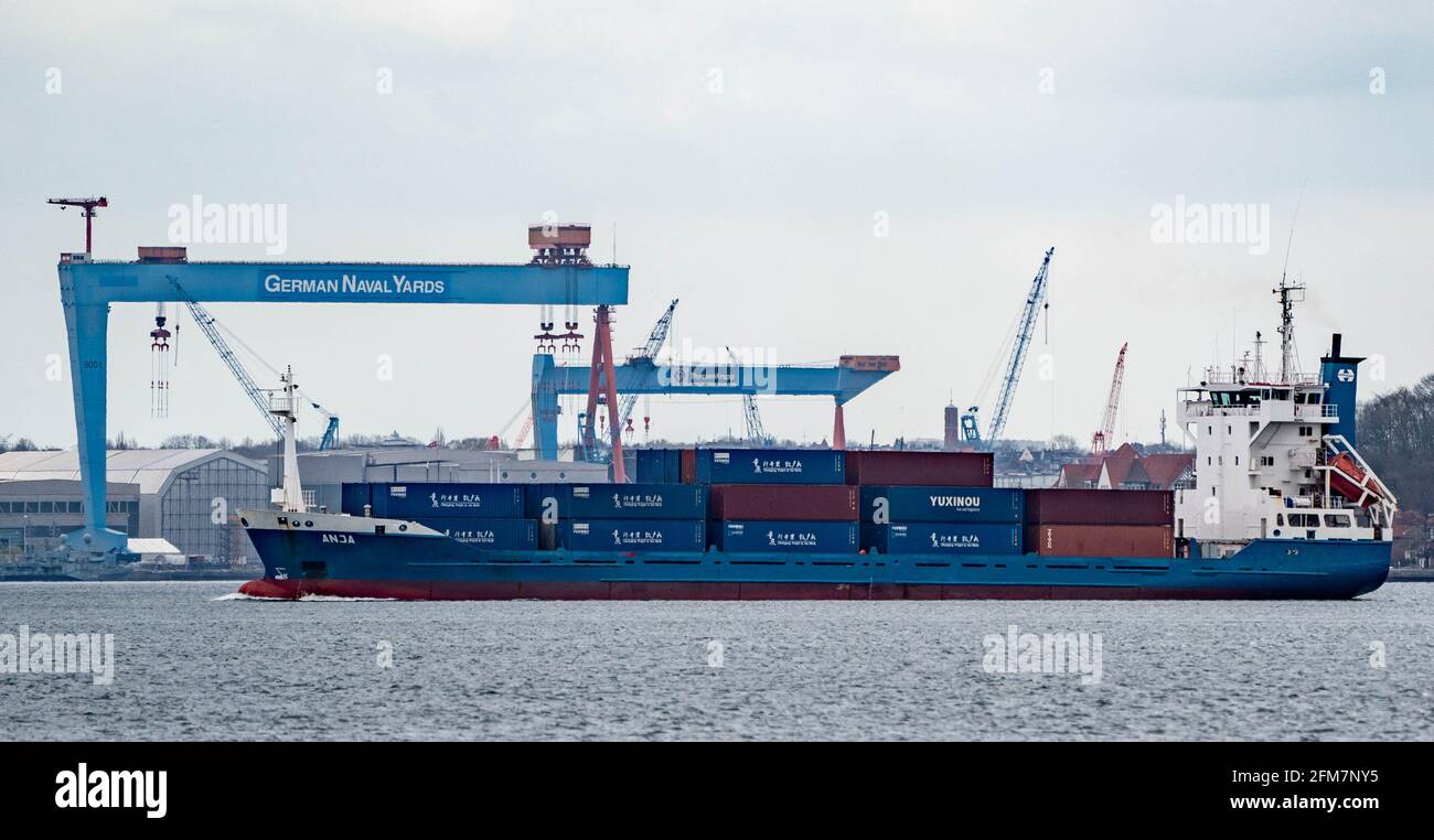 Kiel, Allemagne. 21 avril 2021. Le bateau à conteneurs 'Anja' passe devant le chantier naval allemand sur le fjord. Les exportations allemandes se raréatteignent de plus en plus les niveaux d’avant la crise de Corona. (Vers dpa « Exports on the Road to Recovery - Federal Office publie les données ») Credit: Axel Heimken/dpa/Alamy Live News Banque D'Images