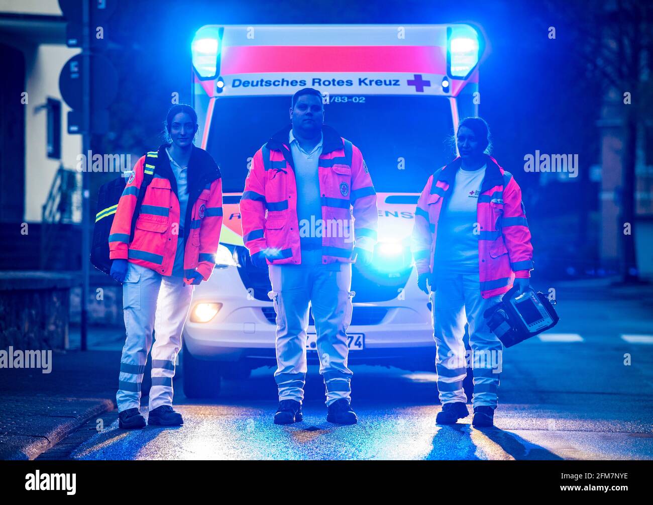 Idar Oberstein, Allemagne. 06e mai 2021. Les ambulanciers paramédicaux d'urgence de la Croix-Rouge allemande (DRK) Jana Leonhardt (l-r), Hendrik Porcher et Kerstin Märker après une mission. (Vers le rapport dpa '100 ans DRK - modelé par la convivialité' de 07.05.2021') Credit: Boris Roessler/dpa/Alay Live News Banque D'Images