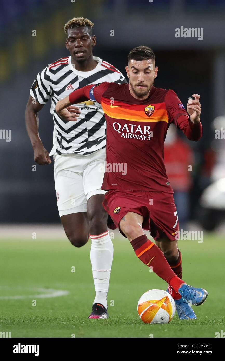 Rome, Italie, 6 mai 2021. Lorenzo Pellegrini d'AS Roma est poursuivi par Paul Pogba de Manchester United alors qu'il se brise avec le ballon lors du match de l'UEFA Europa League au Stadio Olimpico, à Rome. Le crédit photo devrait se lire: Jonathan Moscrop / Sportimage Banque D'Images