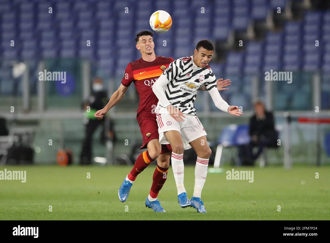 Rome, Italie, 6 mai 2021. Mason Greenwood de Manchester United affrontements avec Roger Ibanez d'AS Roma lors du match de l'UEFA Europa League au Stadio Olimpico, Rome. Le crédit photo devrait se lire: Jonathan Moscrop / Sportimage Banque D'Images