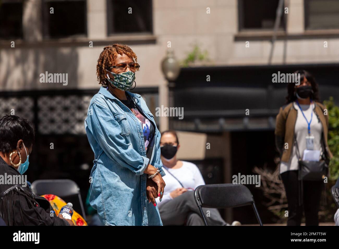 Washington, DC, États-Unis. 6 mai 2021. Photo : Catherine Young, mère de d'Quan Young, est reconnue lors d'un rassemblement au cours duquel les mères d'enfants tués par la police exigent justice, responsabilité et une refonte complète de la police aux États-Unis. Crédit : Allison C Bailey/Alay Live News Banque D'Images