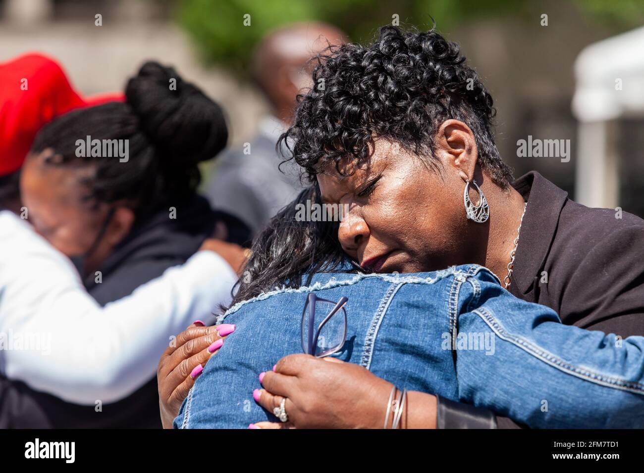 Washington, DC, États-Unis. 6 mai 2021. En photo : Marion Gray-Hopkins (à droite), mère de Gary Hopkins Jr., et Darlene Cain (au centre), mère de Dale Graham embrassent un rassemblement au cours duquel les mères d'enfants décédés aux mains de la police exigent justice, responsabilité et une refonte complète de la police aux États-Unis. Crédit : Allison C Bailey/Alay Live News Banque D'Images