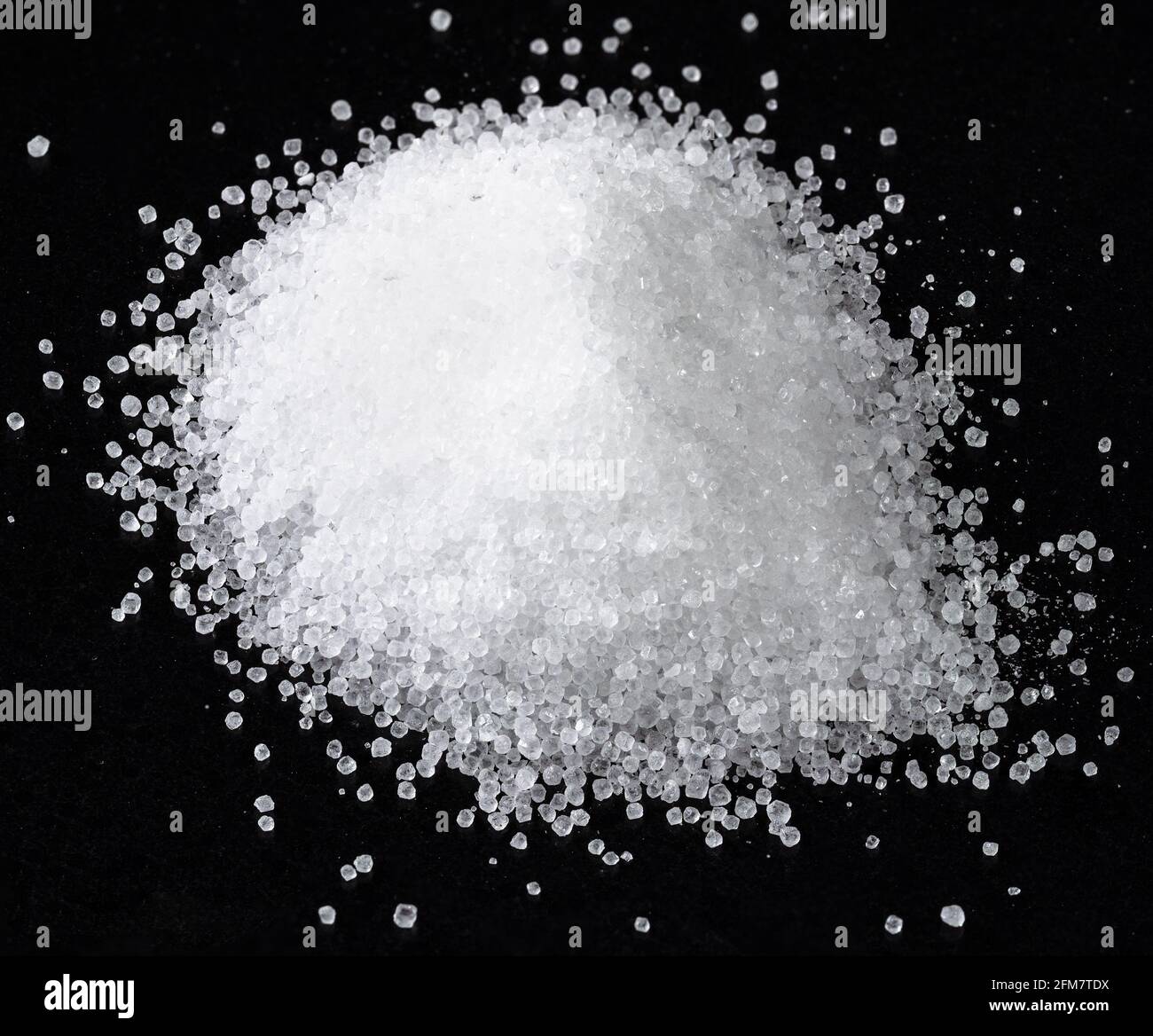 pile de sucre cristallin de fructose sur plaque noire Banque D'Images