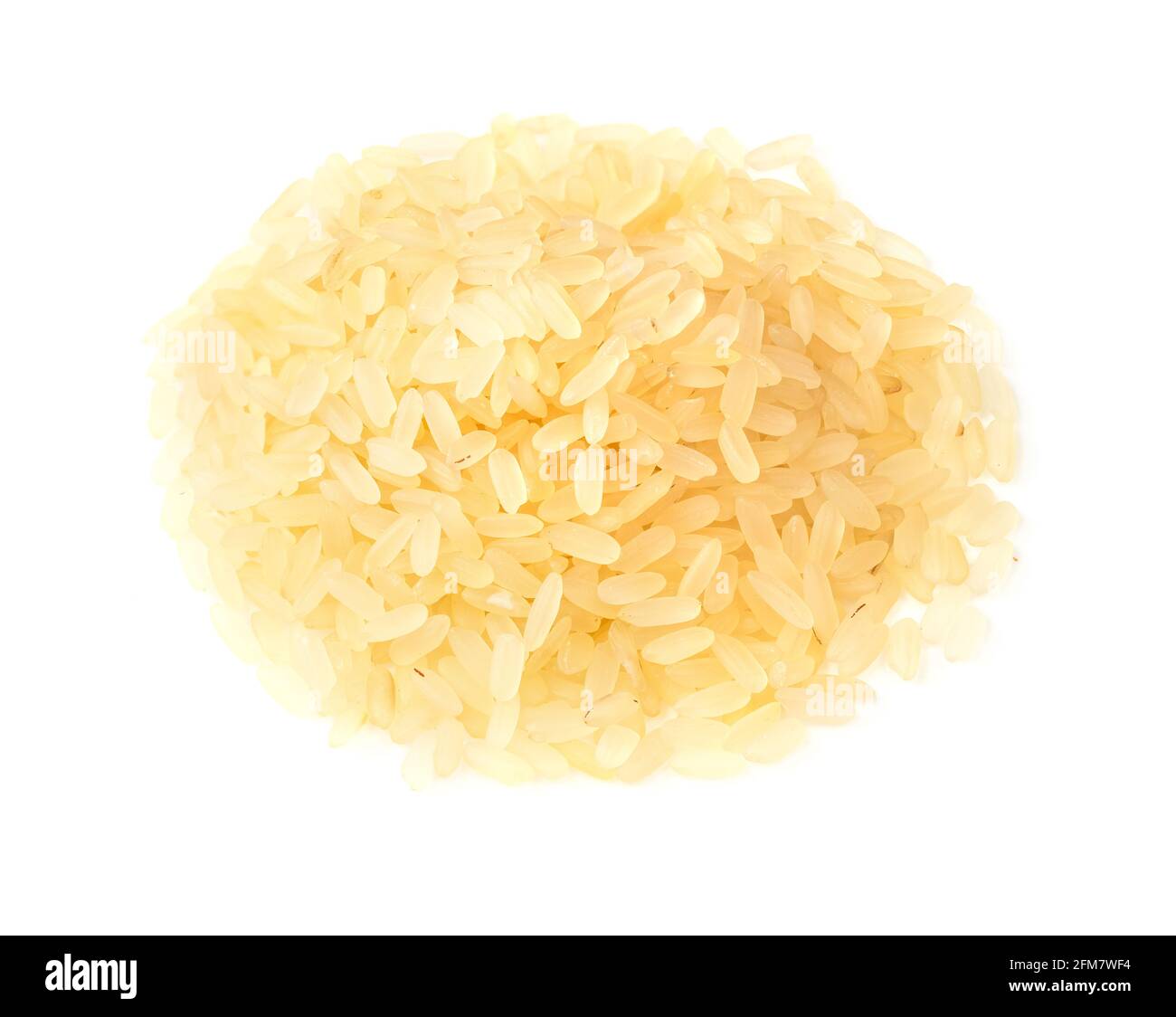 pile de riz étuvé brut sur fond blanc Banque D'Images