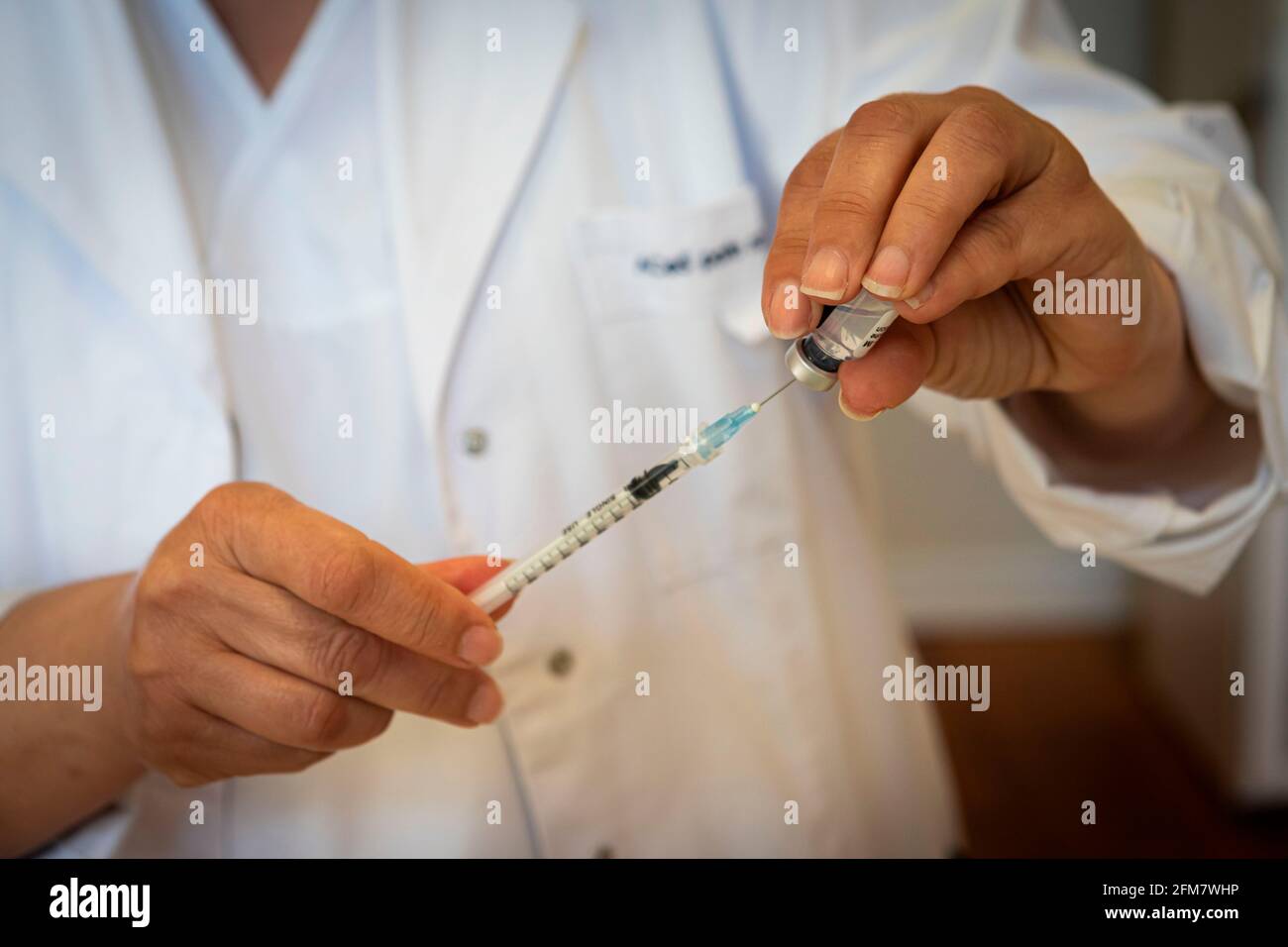 Porto, Portugal. 1er mai 2021. Une infirmière prépare la dose du vaccin Pfizer au Centre de vaccination Escola do sol.les agents de santé se préparent à administrer les vaccins Covid-19 dans l'un des centres de vaccination de Porto. Crédit : SOPA Images Limited/Alamy Live News Banque D'Images