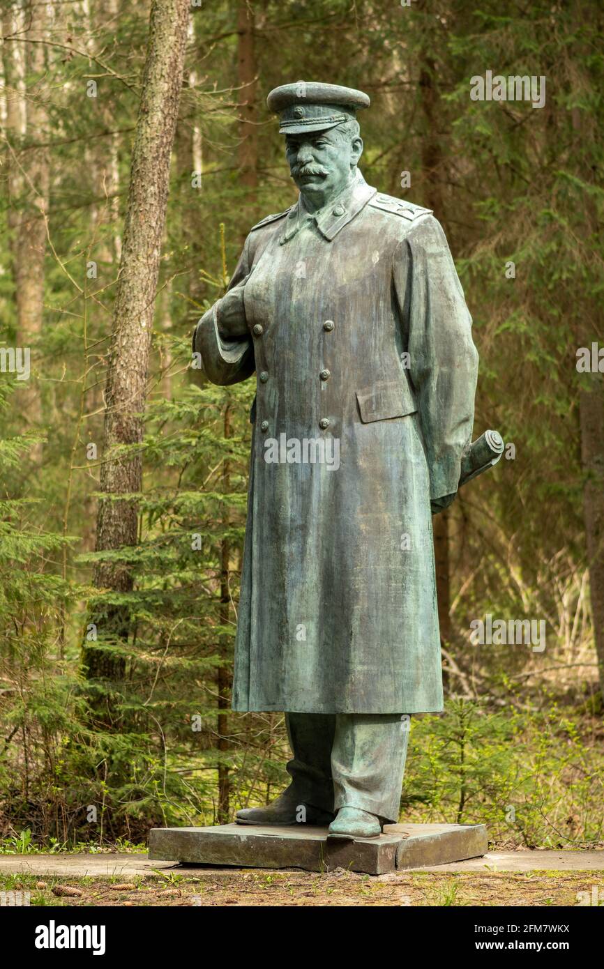 Le vieux Staline a abandonné la sculpture en bronze, le révolutionnaire russe, le politicien et le théoricien politique, le secrétaire général du parti communiste soviétique Banque D'Images