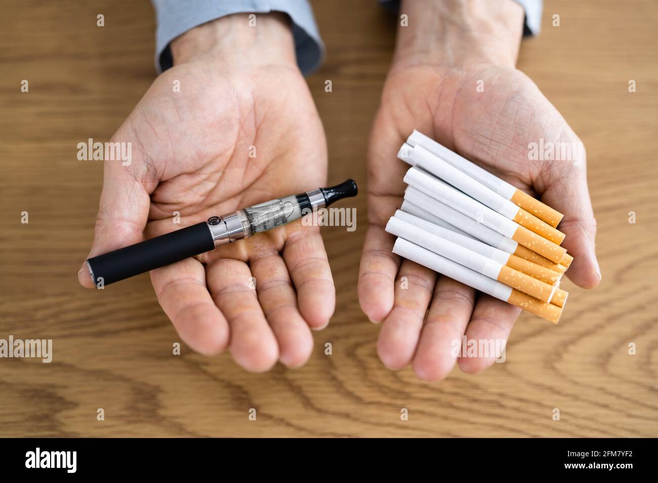 Main tenant E cigarette et Vape Cigar Photo Stock - Alamy