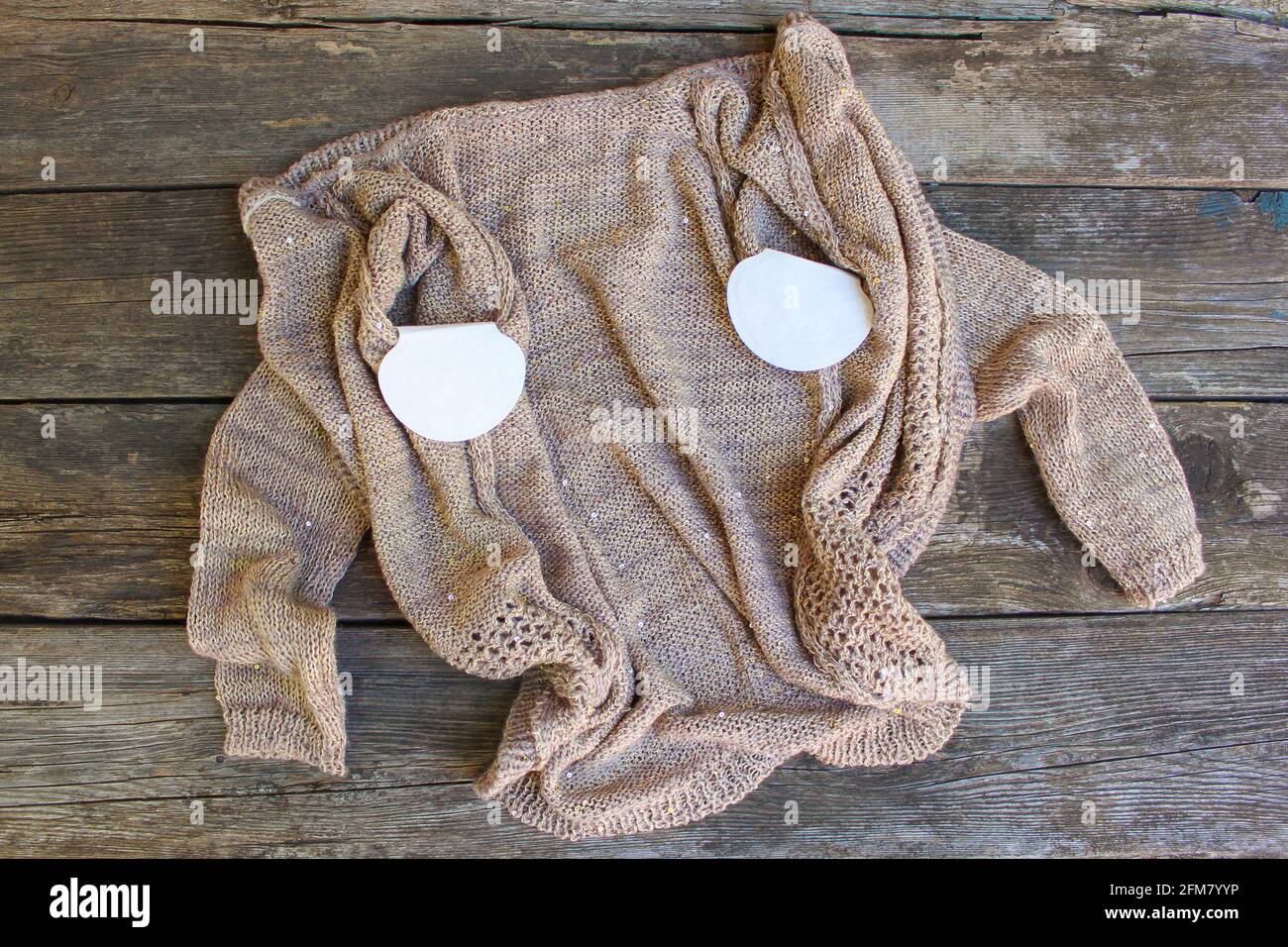 À partir de la bande de joint à la sueur d'aisselles veste en tricot. Banque D'Images