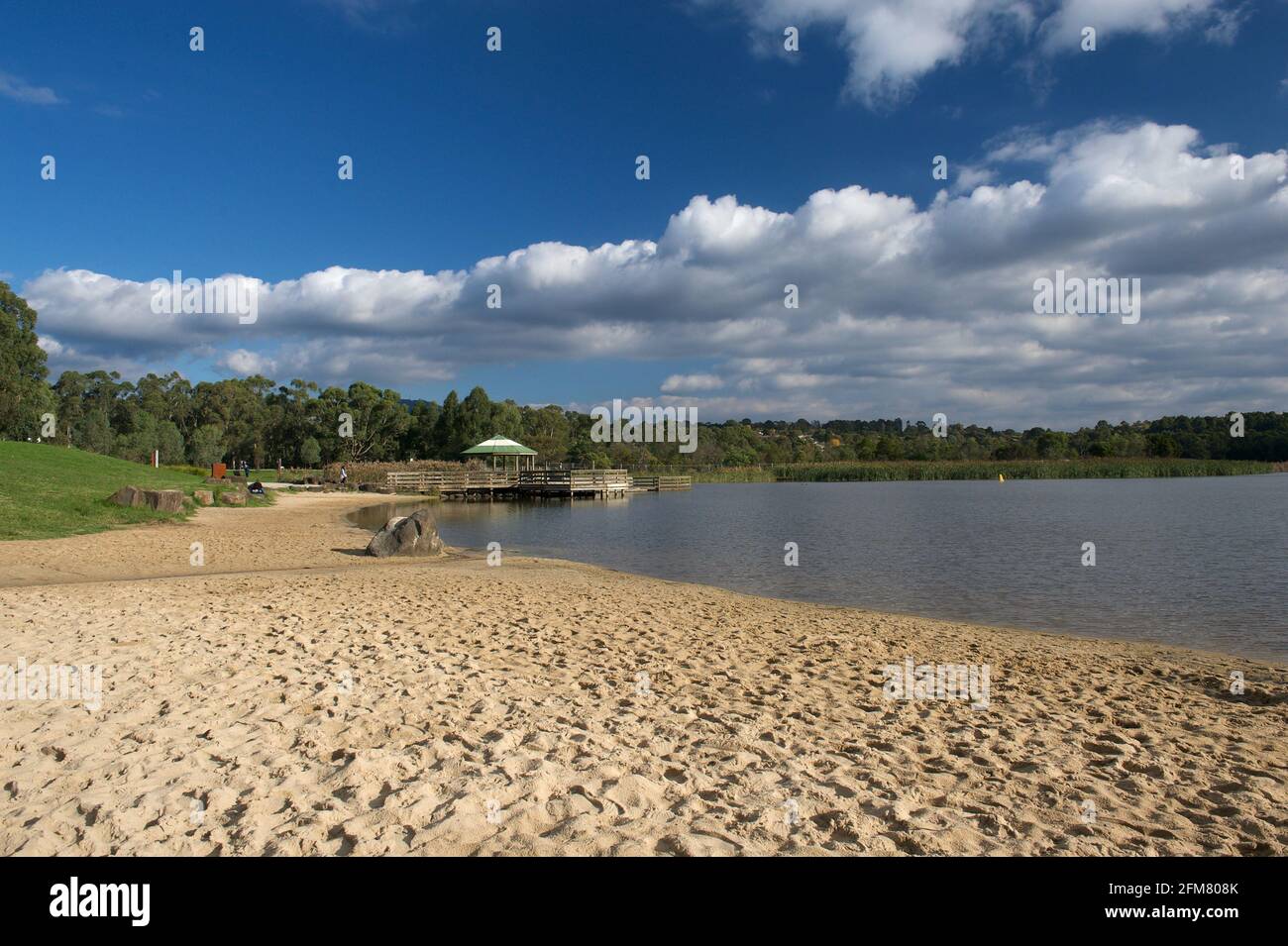 Plage de sable de Lillydale Lake. Le lac porte le nom du Shire de Lillydale, avec un double 'l', contrairement à la ville de Lilydale, avec un seul 'l'. Banque D'Images