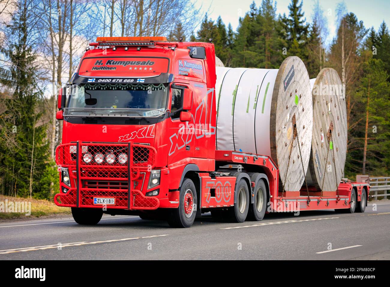 Le camion Red Volvo FH16 700 de Kuljetusliike H. Kumusalo transporte deux  gros enrouleurs de câble en Prysmian sur une remorque à plateau bas.  Forssa, Finlande. 29 avril 2021 Photo Stock - Alamy