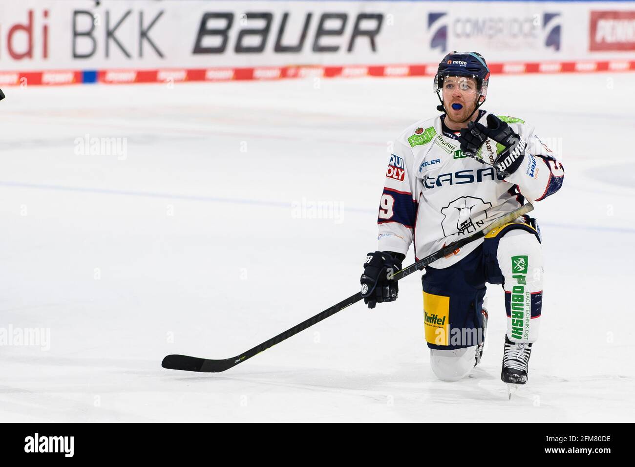 Wolfsburg, Allemagne. 05e mai 2021. Hockey sur glace: DEL, Grizzlys Wolfsburg - Eisbären Berlin, championnat, finale, 2ème jour de match à l'EIS Arena. Mark Zengerle de Berlin s'accrouille sur le sol. Credit: Swen Pförtner/dpa/Alay Live News Banque D'Images