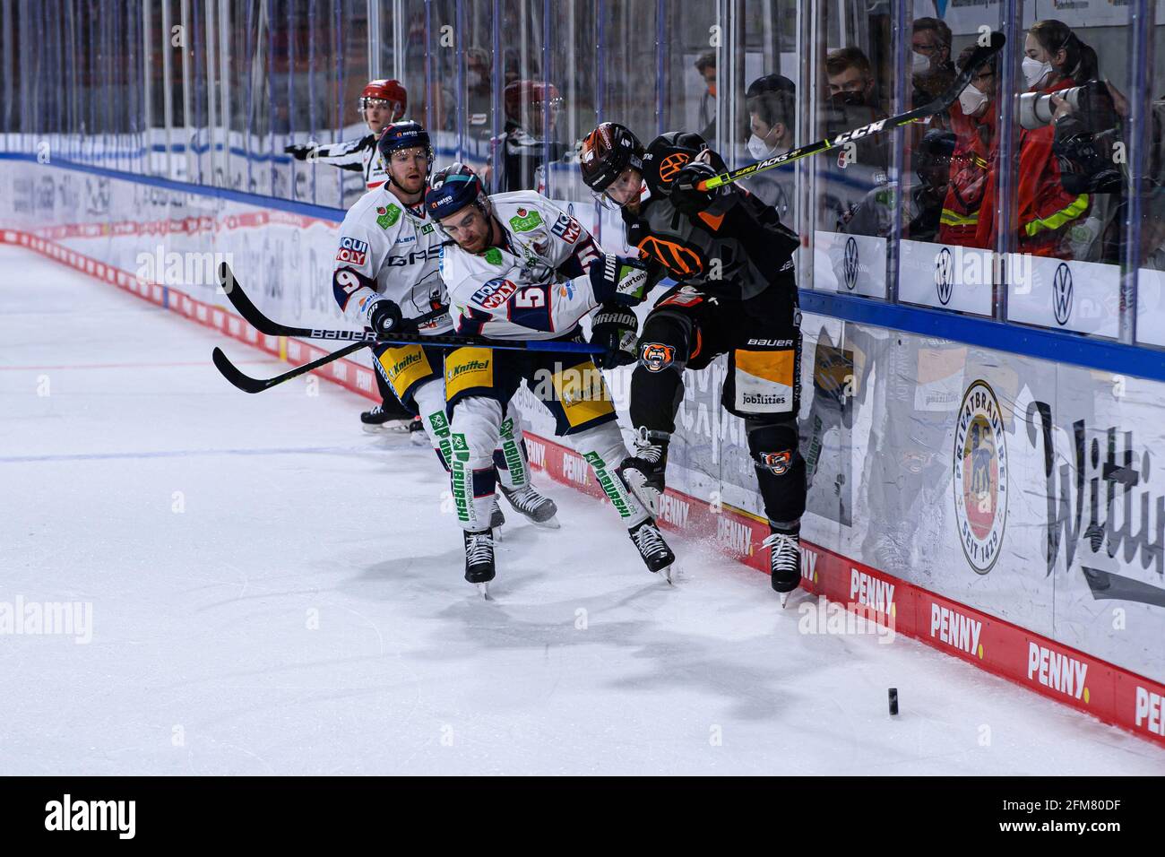 Wolfsburg, Allemagne. 05e mai 2021. Hockey sur glace: DEL, Grizzlies Wolfsburg - Eisbären Berlin, championnat, finale, 2ème jour de match à l'EIS Arena. Pekka Jormakka (r) de Wolfsburg joue contre Ryan McKiernan (M) de Berlin et Mark Zengerle de Berlin. Credit: Swen Pförtner/dpa/Alay Live News Banque D'Images