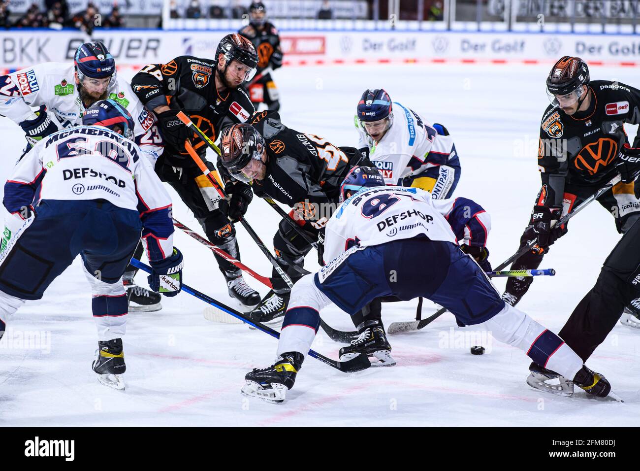 Wolfsburg, Allemagne. 05e mai 2021. Hockey sur glace: DEL, Grizzlies Wolfsburg - Eisbären Berlin, championnat, finale, 2ème jour de match à l'EIS Arena. Mathis Olimit de Wolfsburg (4e de gauche) joue contre Sebastian Streu de Berlin (2e de droite). Credit: Swen Pförtner/dpa/Alay Live News Banque D'Images
