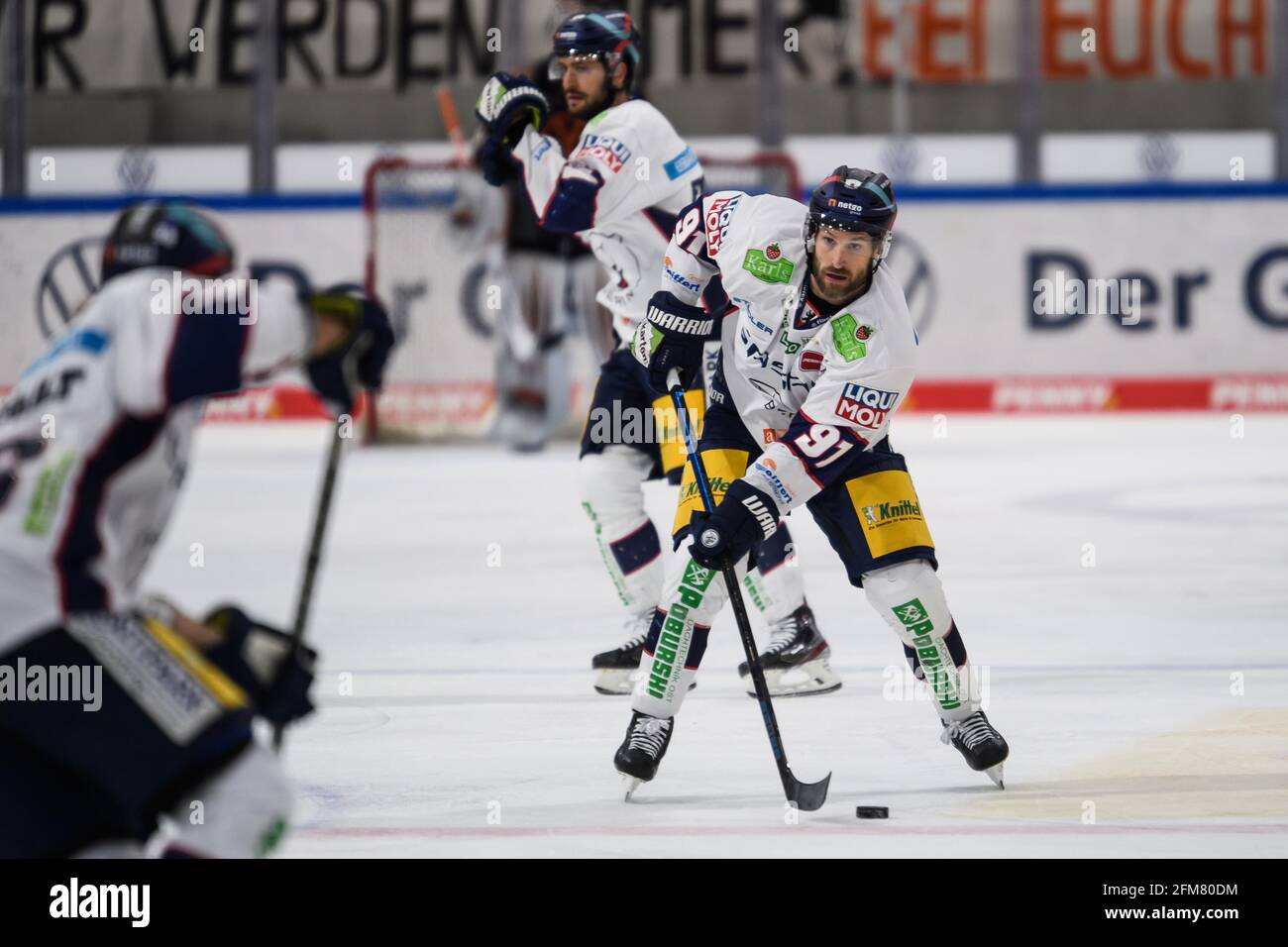 Wolfsburg, Allemagne. 05e mai 2021. Hockey sur glace: DEL, Grizzlies Wolfsburg - Eisbären Berlin, championnat, finale, 2ème jour de match à l'EIS Arena. Mark Olver de Berlin joue le ballon. Credit: Swen Pförtner/dpa/Alay Live News Banque D'Images