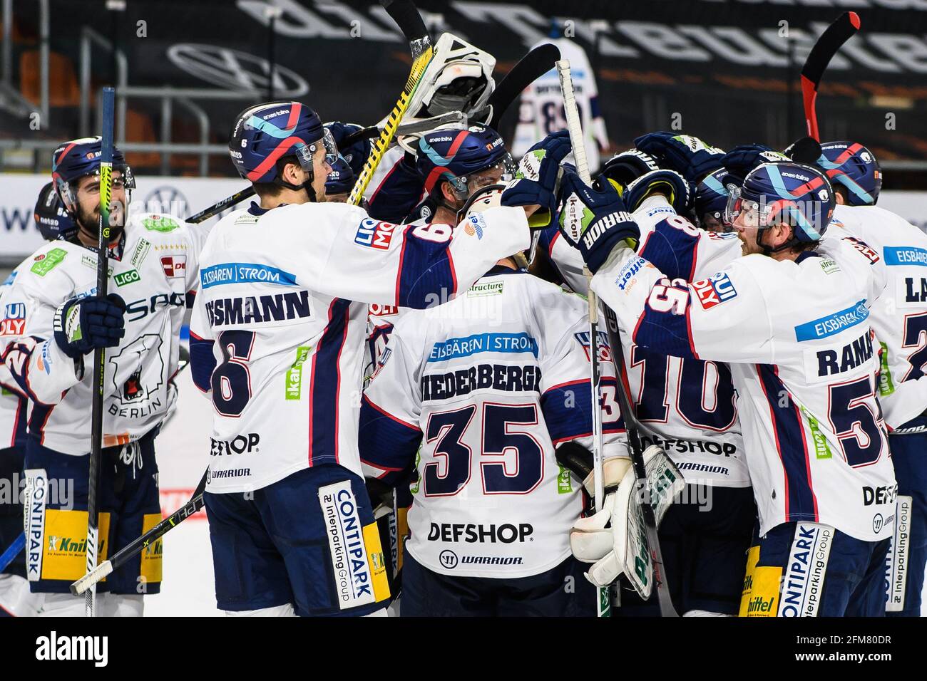 Wolfsburg, Allemagne. 05e mai 2021. Hockey sur glace: DEL, Grizzlies Wolfsburg - Eisbären Berlin, championnat, finale, 2ème jour de match à l'EIS Arena. Les joueurs de Berlin applaudissent après la fin du match. Credit: Swen Pförtner/dpa/Alay Live News Banque D'Images