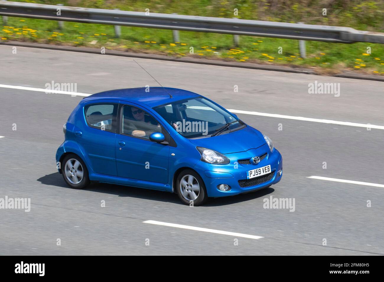 Toyota Aygo Blue VVT-i 2009 ; véhicules en mouvement, voitures, conduite de véhicules, routes britanniques, moteurs, automobile, réseau routier Banque D'Images