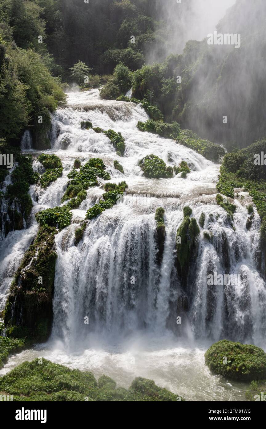 cascade de marmore open lower aperçoit à plein débit Le mois de mai Banque D'Images