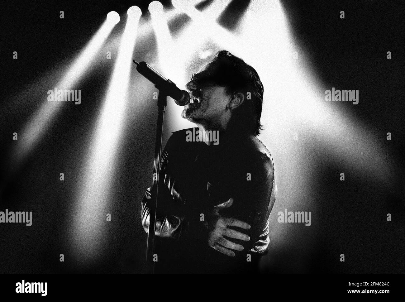 CHANTEUR DE U2 BONO JOUANT UNE PRÉPARATION GIG AU LONDON ASTORIA CE SOIR. LES BILLETS N'AVAIENT PAS ÉTÉ VENDUS, MAIS REMIS COMME PRIX SUR LE SITE WEB DE U2. LE PUBLIC ÉTAIT SEULEMENT COMPOSÉ DE QUELQUE 1500 PERSONNES. LE GROUPE COMMENCE SA TOURNÉE MONDIALE EN MARS EN AMÉRIQUE.7 FÉVRIER 2001 PHOTO ANDY PARADISE Banque D'Images