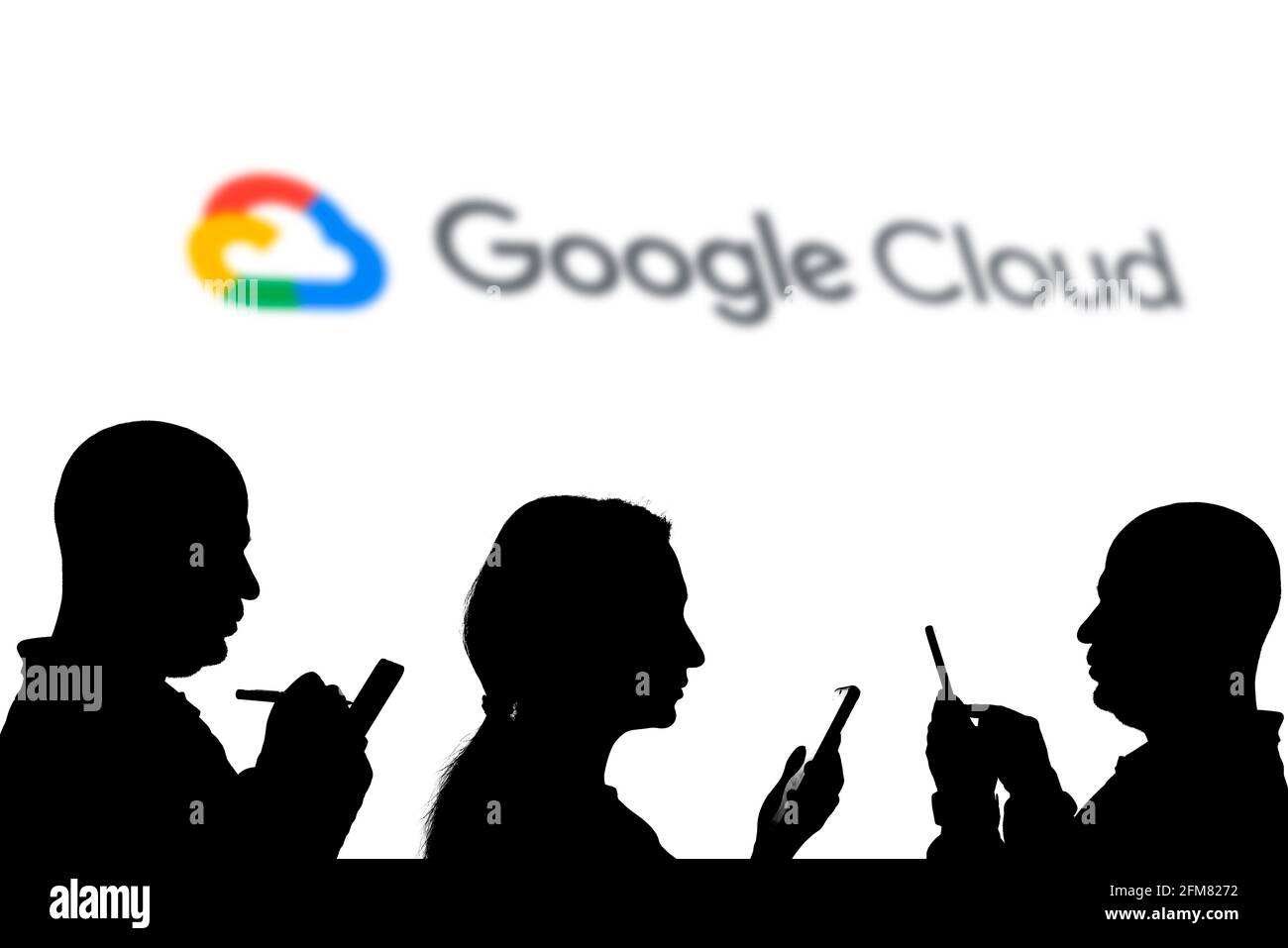 Tashkent, Ouzbékistan - 4 mars 2021: Silhouette de personnes sur la plateforme de cloud populaire par la société Google - logo de cloud de Google sur un grand Banque D'Images