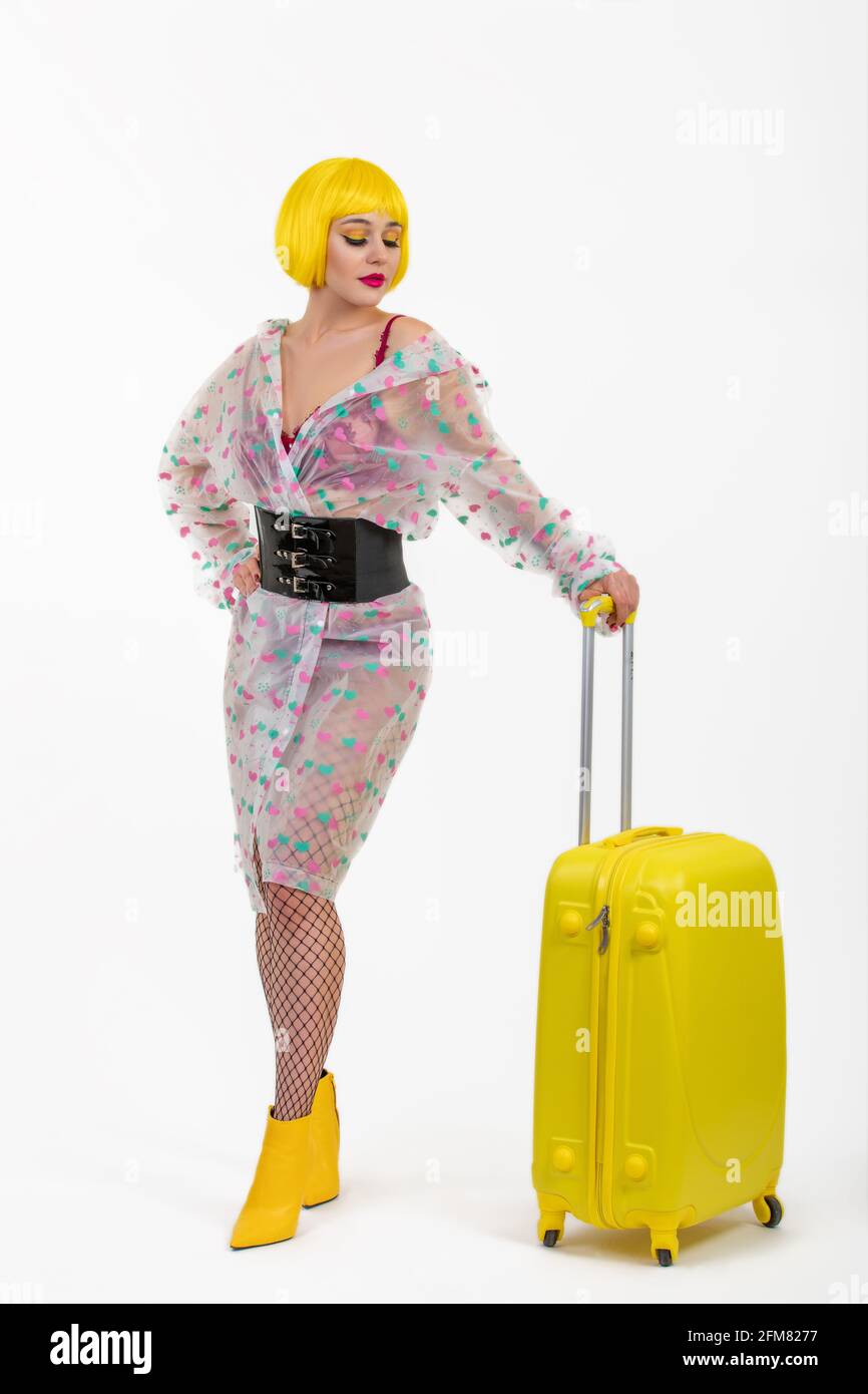 Portrait complet de femme élégante en perruque jaune avec valise rester  isolé sur fond blanc Photo Stock - Alamy