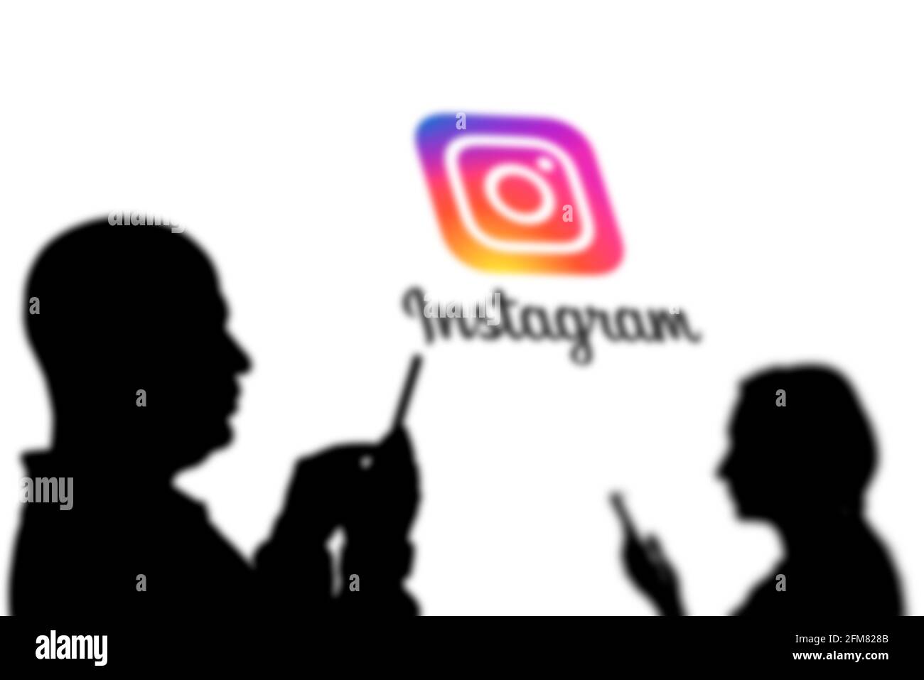 Tachkent, Ouzbékistan - 4 mars 2021 : silhouette de gens sur le populaire service américain de réseautage social de partage de photos et de vidéos - Instagram Banque D'Images