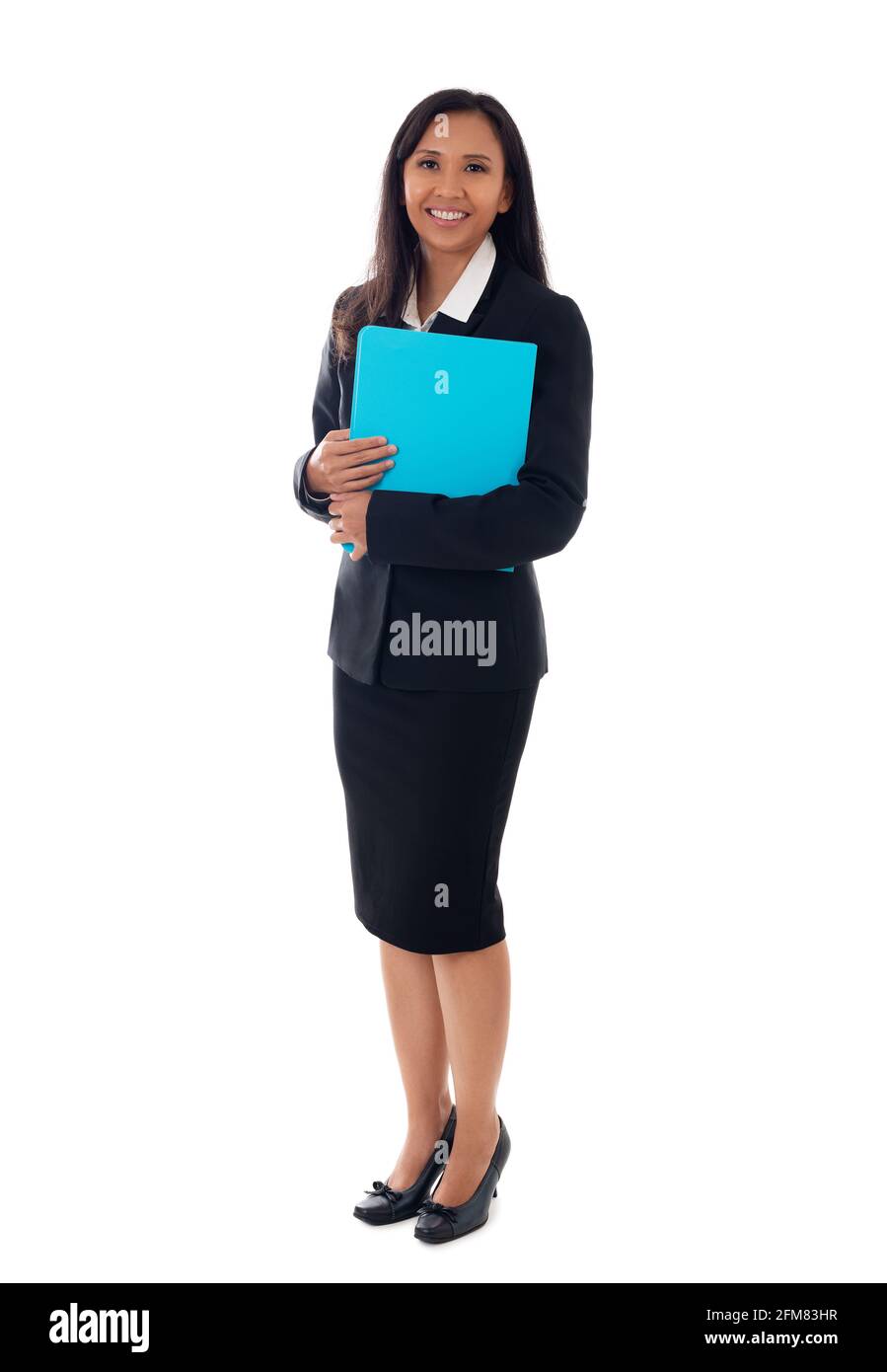 Pleine longueur de jeune femme d'affaires asiatique debout avec elle presse-papiers isolé sur fond blanc Banque D'Images
