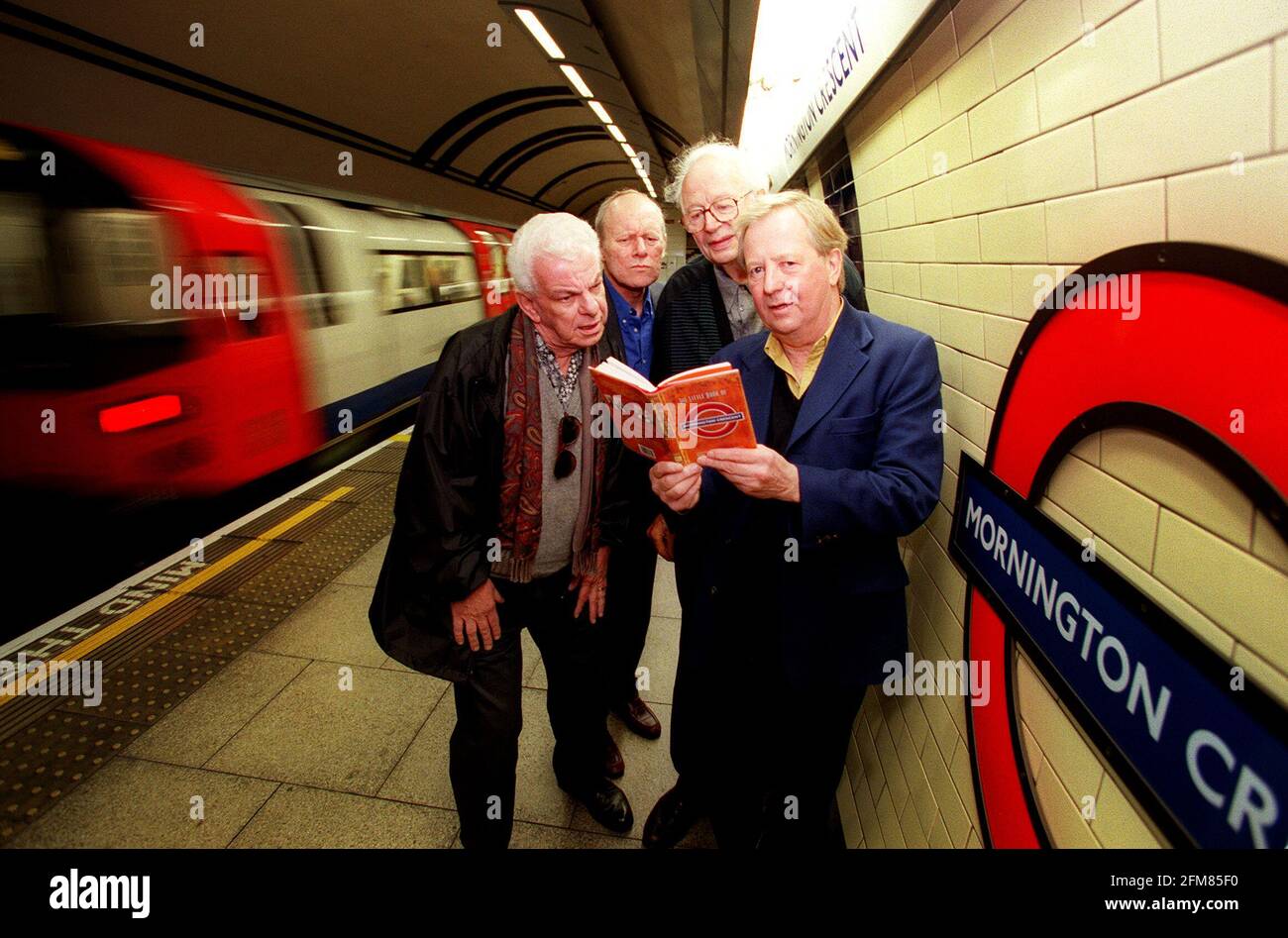 Tim Brooke-Taylor, Graeme Garden, Humphrey Lyttelton et Barry Cryer (l-r) avec une édition du "petit livre de mornington Cresent" . au lancement du livre nommé d'après le salon de jeu, nommé d'après la station. Banque D'Images