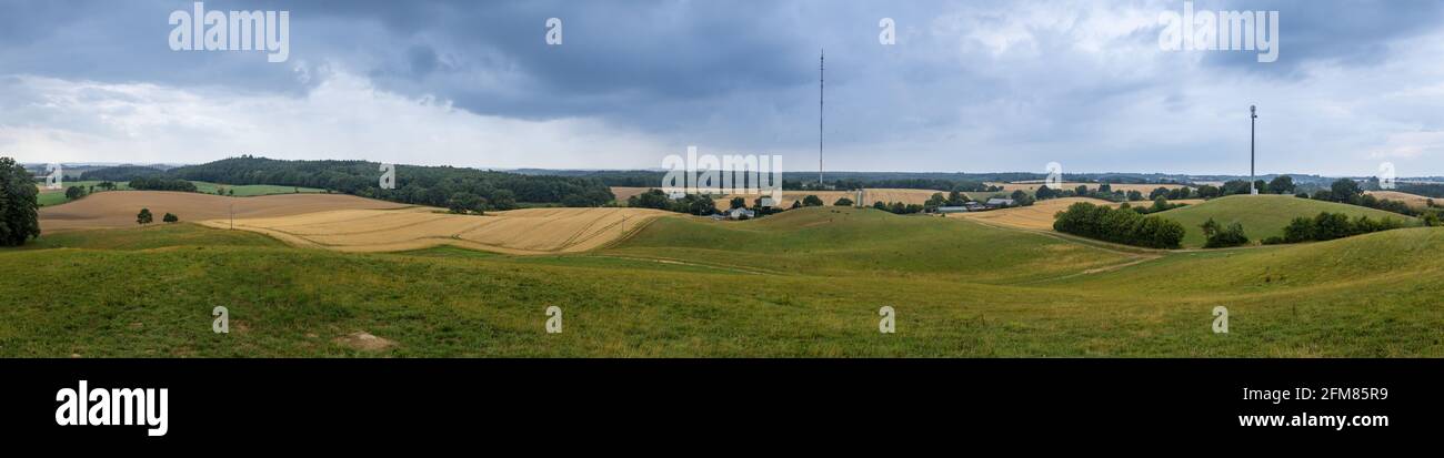 Panorama de paysage vallonné avec champs et prairies dans le nord de l'Allemagne, Europe Banque D'Images