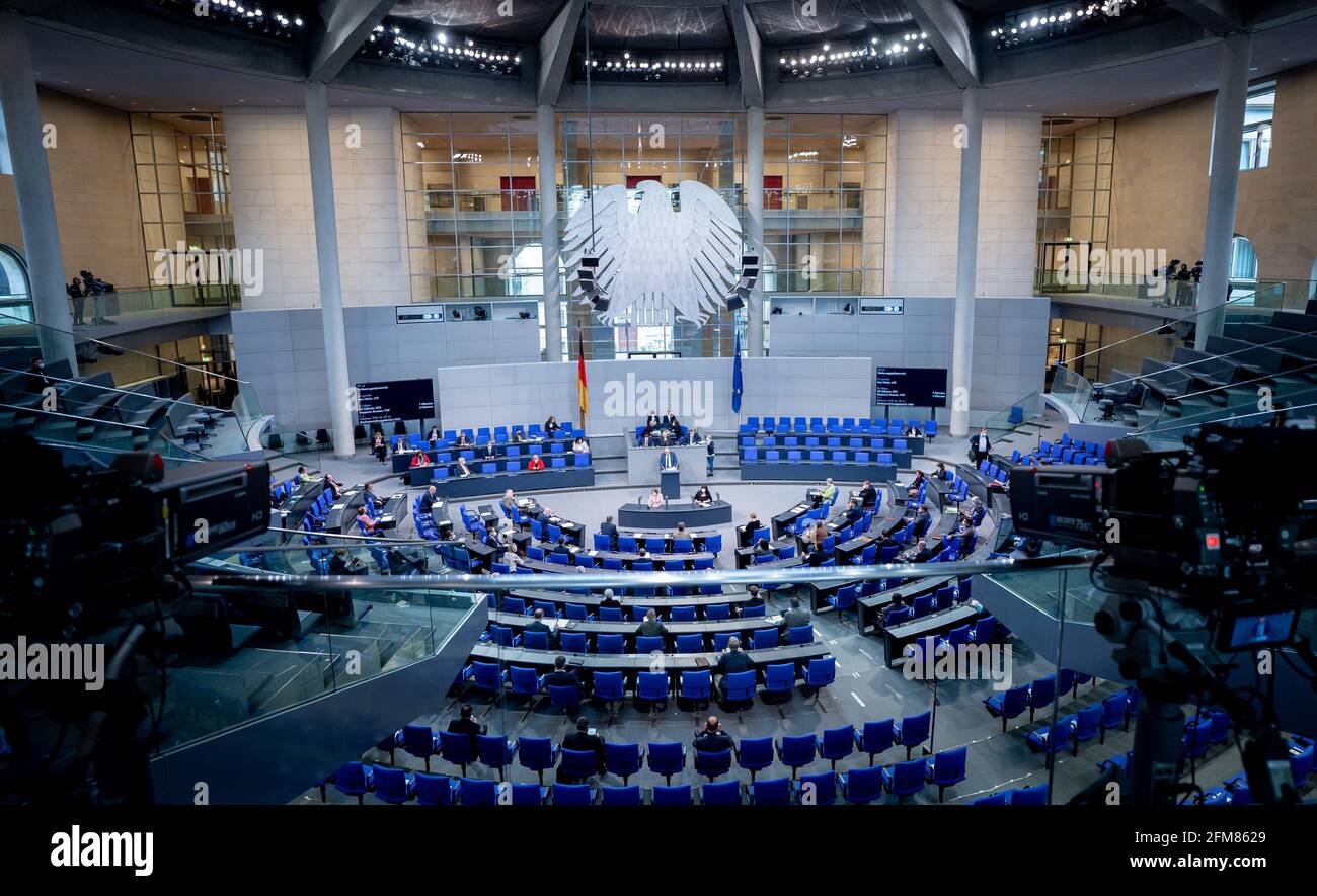 Berlin, Allemagne. 07e mai 2021. Des membres du Bundestag assistent à la session du Bundestag dans la salle plénière. Le sujet est la loi sur la protection de la Constitution. Credit: Kay Nietfeld/dpa/Alay Live News Banque D'Images