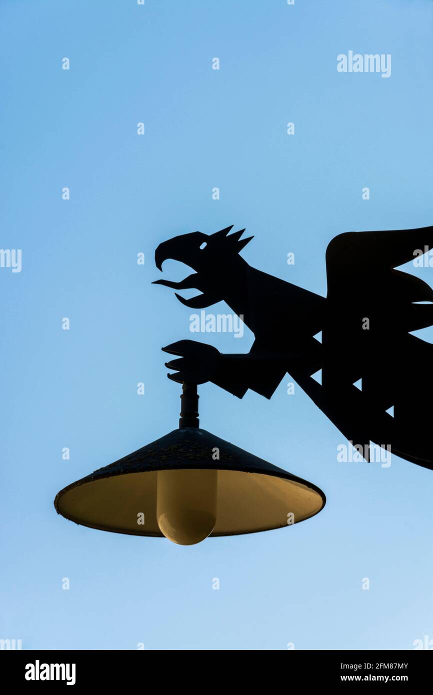 Éclairage public en forme de dragon, village d'Usson, département du Puy de Dome, Auvergne Rhône Alpes, France Banque D'Images