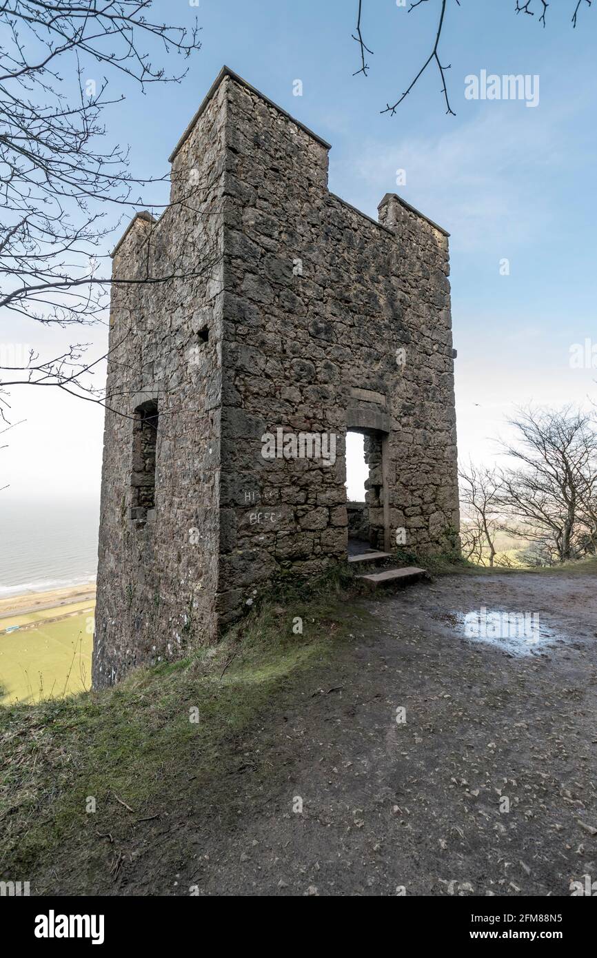 La tour du pavillon de chasse de Lady Emily Hesketh est en ruine près d'Abergele sur la côte nord du pays de Galles au royaume-uni, dans les bois du château de Gwrych. Banque D'Images