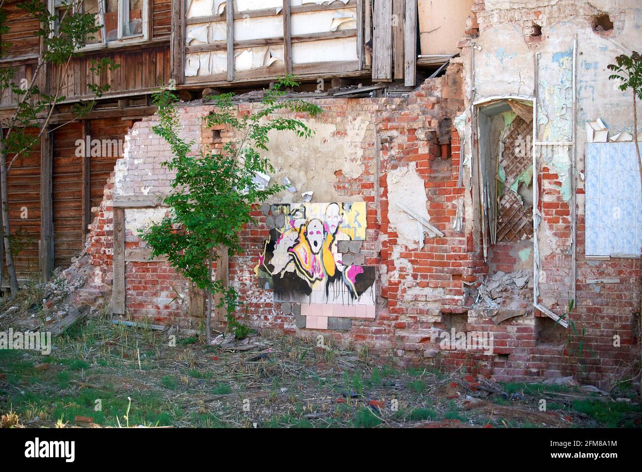 Astrakhan, Russie - 05.07.2021: Le tableau, inspiré par la crème Edvard Munch, est représenté sur le mur délabré d'une ancienne maison abandonnée Banque D'Images