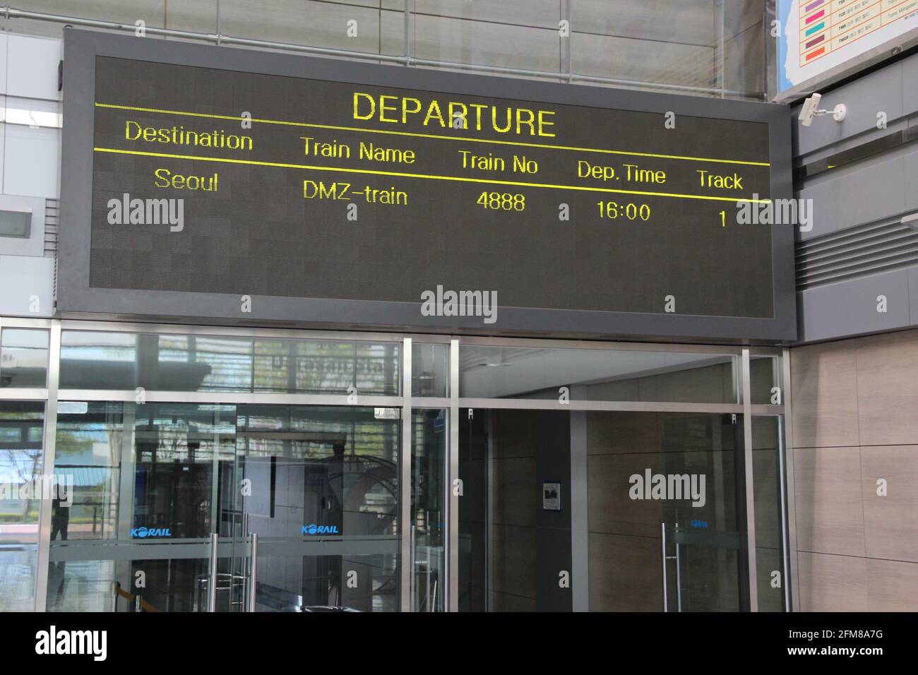 Un panneau de départ indiquant le train unique par jour à destination de Séoul à partir de la gare de Dorasan dans la zone démilitarisée en Corée du Sud. Banque D'Images