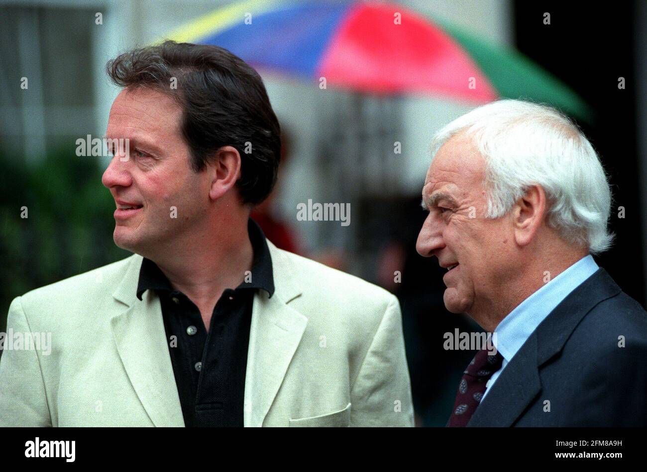 JOHN UNCE ET KEVIN WHATELY OCTOBRE 2000WRE À LONDRES AUJOURD'HUI POUR FAIRE CONNAÎTRE LA DRAMATIISATION DU DERNIER ROMAN DE COLIN DEXTER LE JOUR DE LA MORT, ET SERA LE 33ÈME FILM DE L'INSPECTEUR MORSE. IL APPARAÎTRA À LA TÉLÉVISION PLUS TARD CET AUTOMNE Banque D'Images