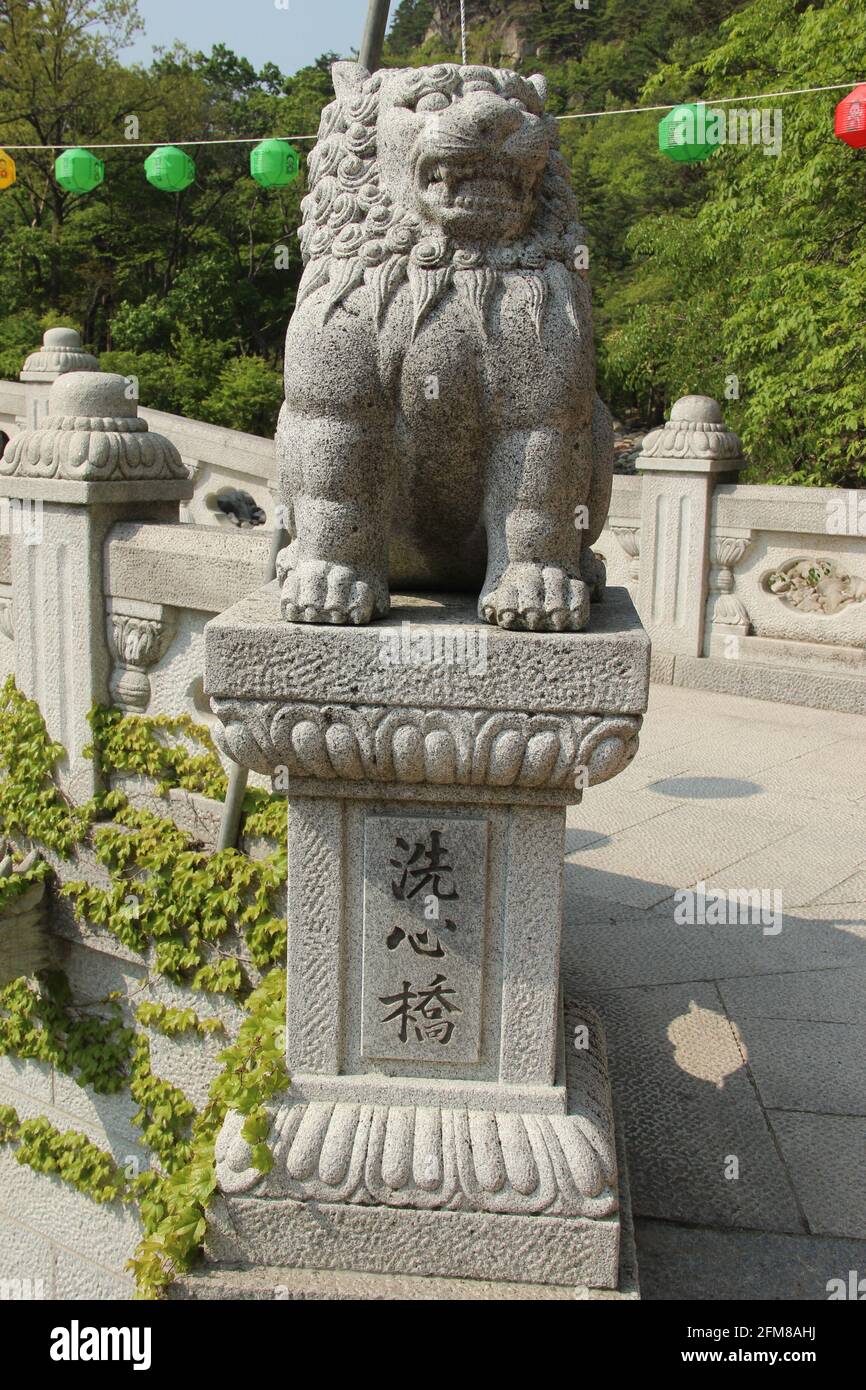 Un lion de pierre protège le pont Hyeonsugyo à Seoraksan National Parc en Corée du Sud Banque D'Images