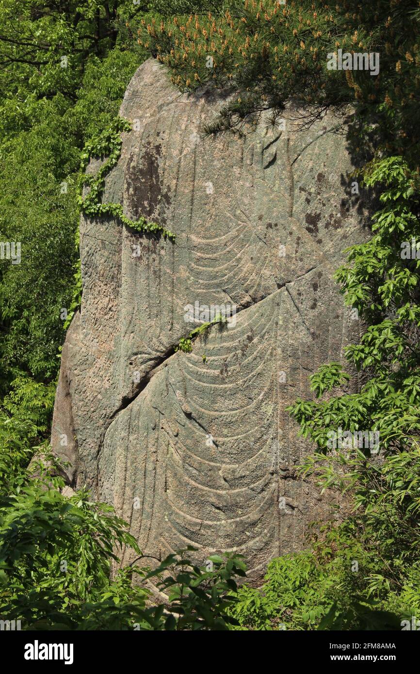 Un Bouddha décapité sculptant dans un rocher sur Namsan près Gyeongju en Corée du Sud Banque D'Images