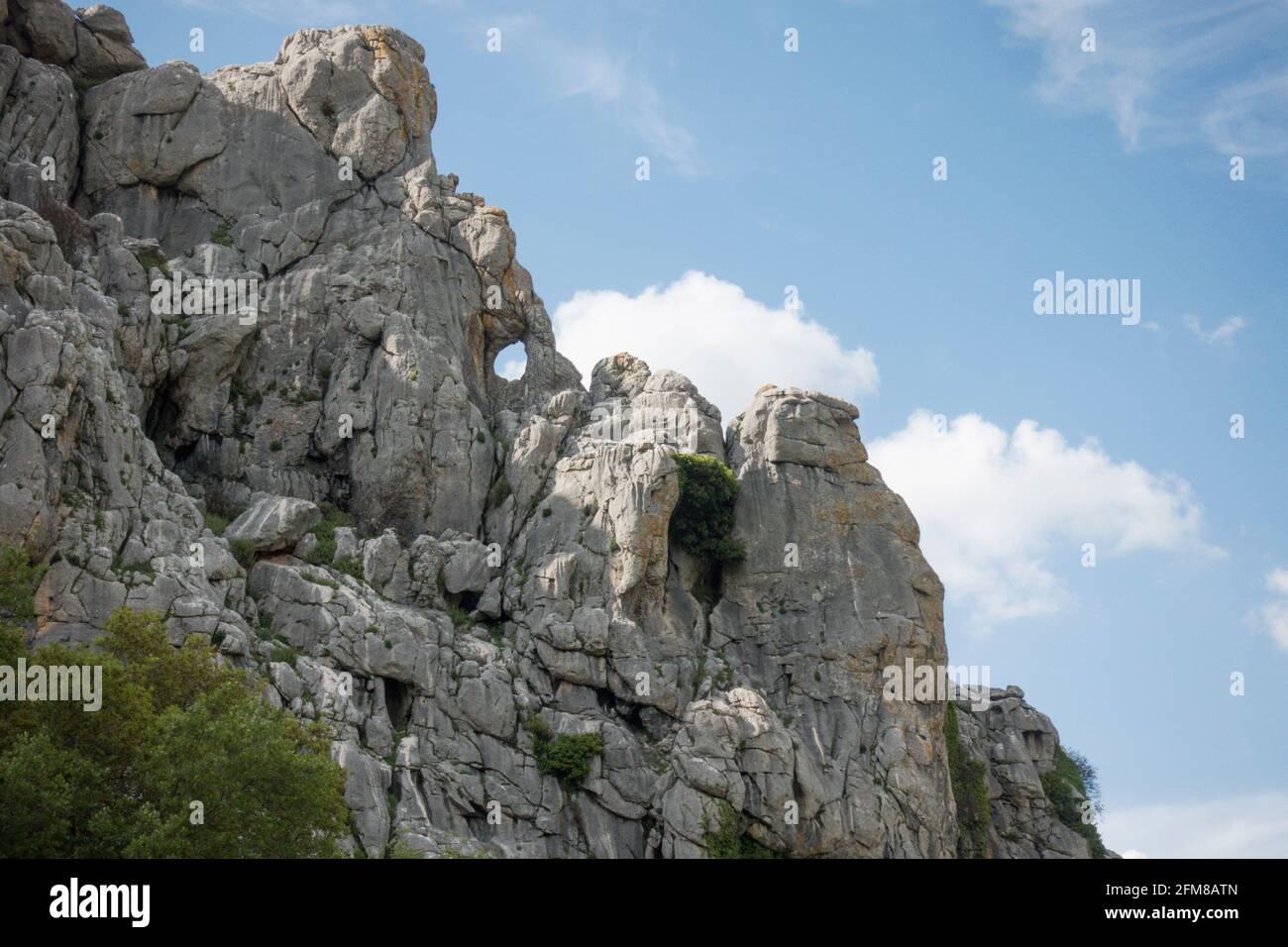 Roche calcaire, montagne avec trou naturel en elle, Llano del Hondonero, Villanueva del Rosario, Andalousie, sud de l'Espagne. Banque D'Images