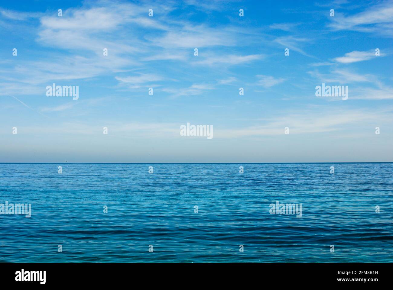 horizon marin bleu turquoise avec deux tiers de ciel bleu avec des nuages blancs, arrière-plan avec espace de copie Banque D'Images