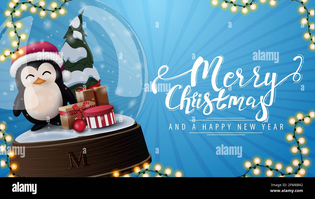 Joyeux Noël et bonne année, carte postale bleue avec grand globe de neige avec pingouin en chapeau du Père Noël avec cadeaux à l'intérieur Banque D'Images