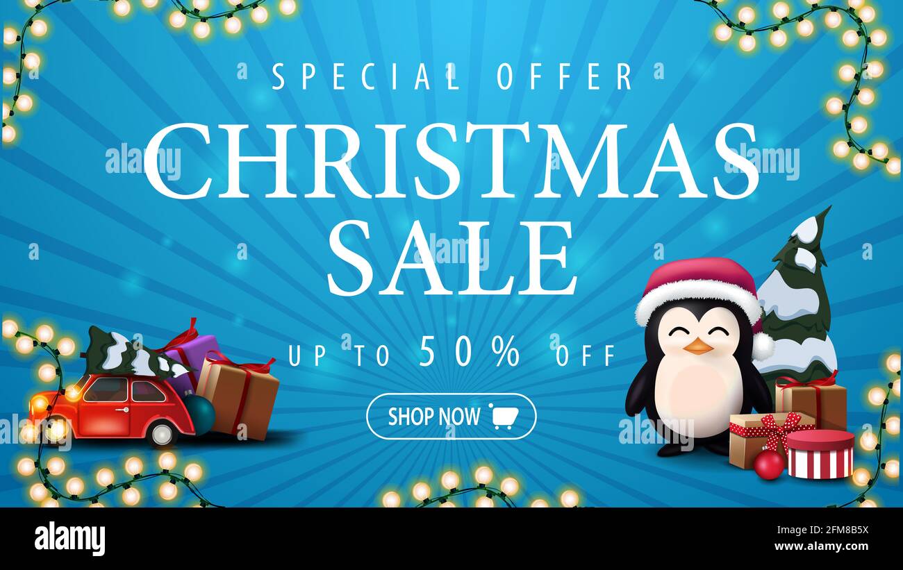 Offre spéciale, solde de Noël, jusqu'à 50 rabais, bannière de réduction bleue avec guirlande, voiture vintage rouge transportant un arbre de Noël et un pingouin dans un chapeau de Père Noël Banque D'Images