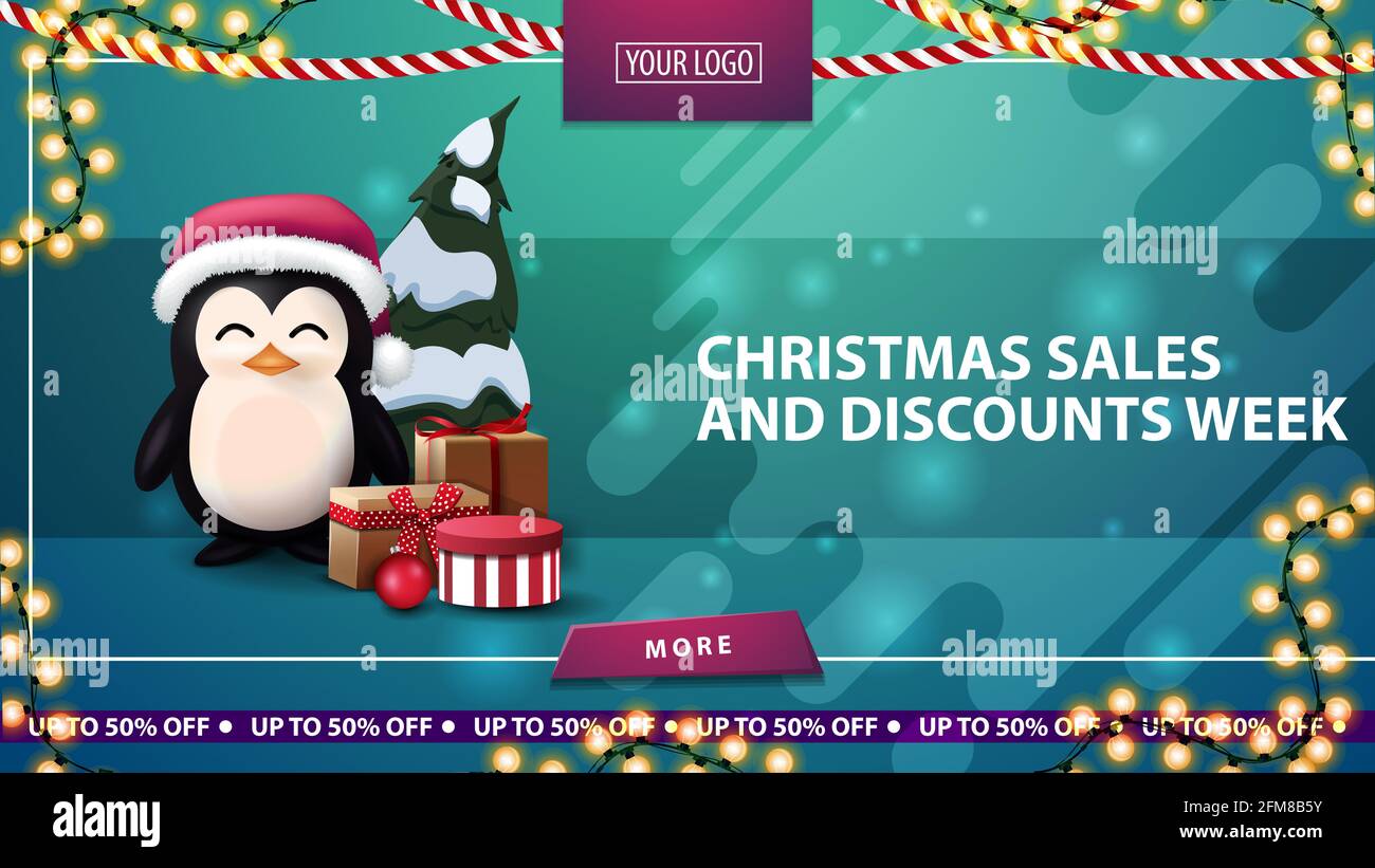 Ventes de Noël et semaine de remise, bannière de réduction horizontale verte avec bouton, guirlande cadre et pingouin en chapeau du Père Noël avec cadeaux Banque D'Images