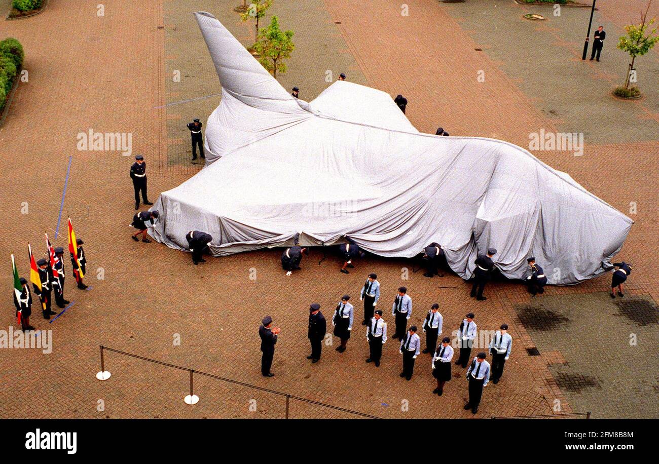 Le typhon Eurofighter dévoilé à Farnborough. Sept. 1998Cadets de l'Air regardant sous l'emballage d'une maquette pleine grandeur du typhon, à l'extérieur du bâtiment British Aerospace où le lancement de la presse a eu lieu. Banque D'Images
