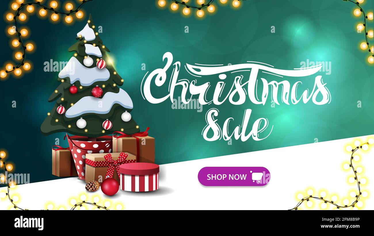 Solde de Noël, bannière de réduction verte avec fond flou, guirlandes, bouton et arbre de Noël dans un pot avec des cadeaux Banque D'Images