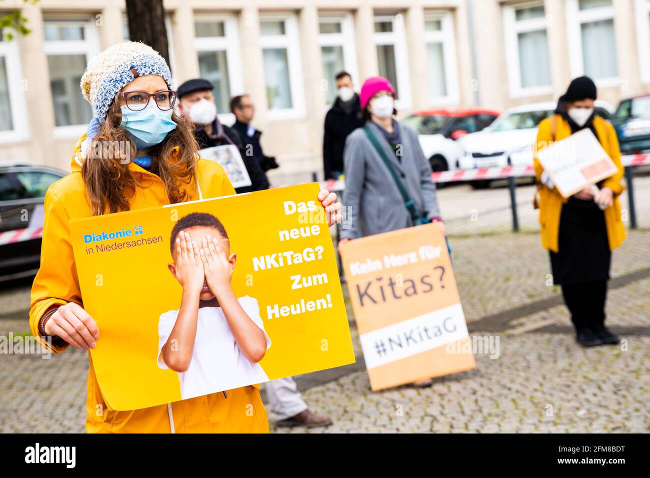 Hanovre, Allemagne. 07e mai 2021. Lors d'une manifestation devant le Parlement de l'État, un enseignant de maternelle tient des affiches avec le slogan "le nouveau NKiTaG? Il vous fait pleurer!". Aujourd'hui, le comité culturel du Parlement de l'État de Basse-Saxe discute d'une nouvelle loi sur les garderies. Credit: Moritz Frankenberg/dpa/Alay Live News Banque D'Images