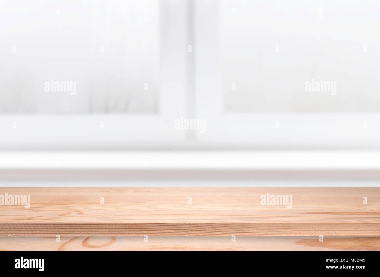 Table en pin dans une cuisine. Fenêtre avec plan d'examen vide comme modèle. Intérieur avec étagère marron clair. Banque D'Images