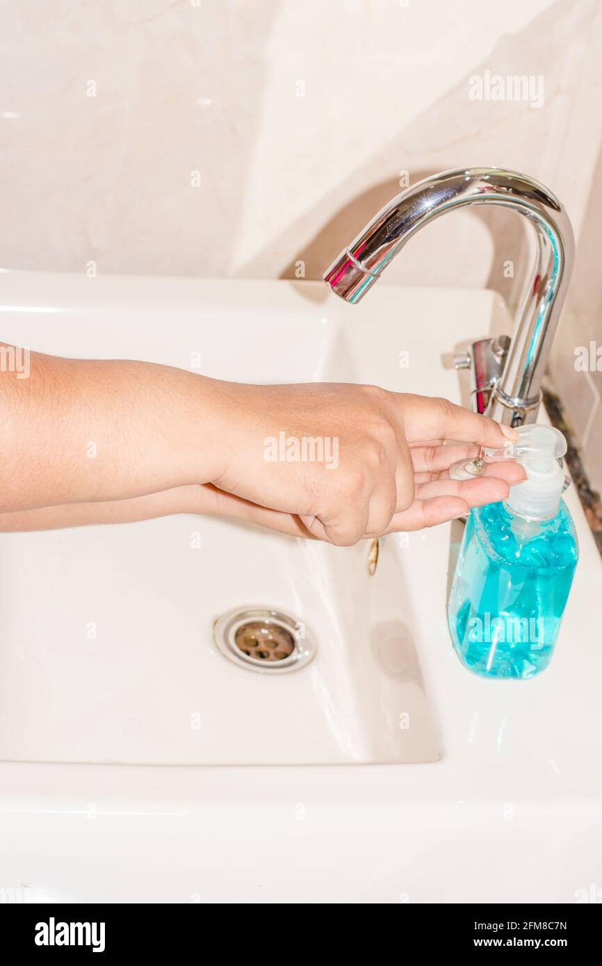 Hygiène des mains - étapes de nettoyage des mains avec du savon pour le lavage des mains, prévention du virus Corona étapes de lavage des mains avec du savon Banque D'Images