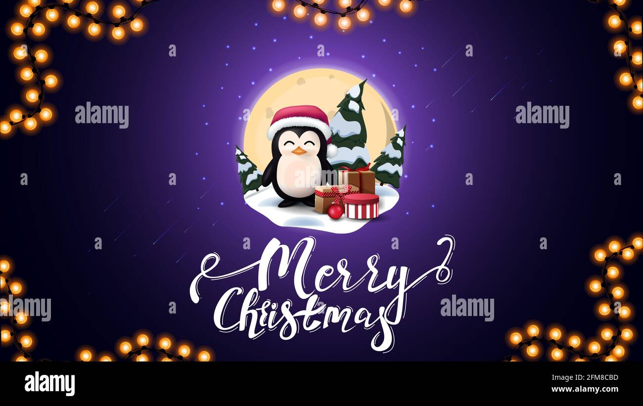 Joyeux Noël, carte postale bleue avec grande pleine lune, chasse-neige, pins, ciel étoilé et pingouin en chapeau du Père Noël avec cadeaux Banque D'Images