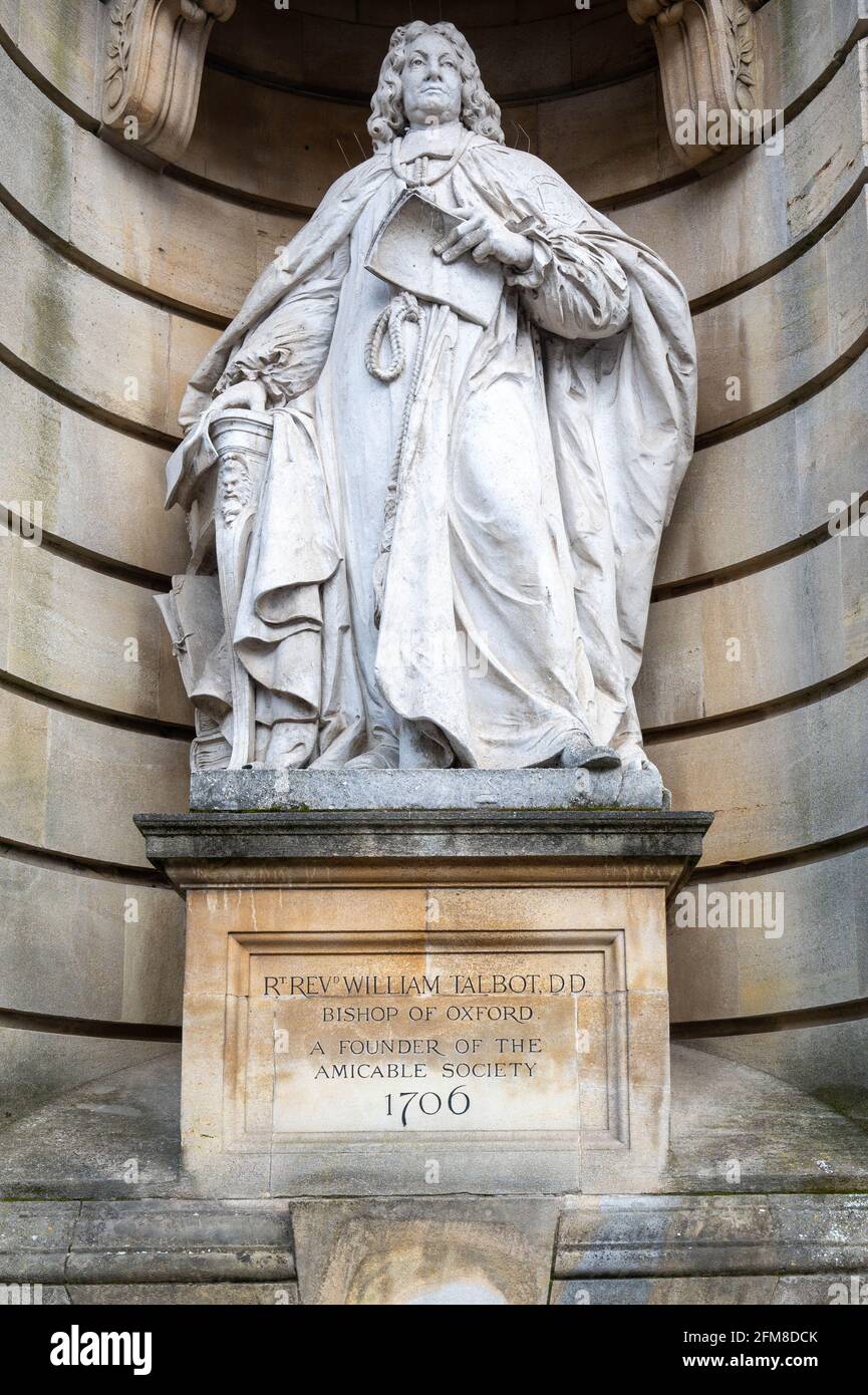 Une statue du révérend William Talbot , évêque DD d'Oxford debout devant le siège d'Aviva, anciennement les bâtiments de Norwich Union Banque D'Images