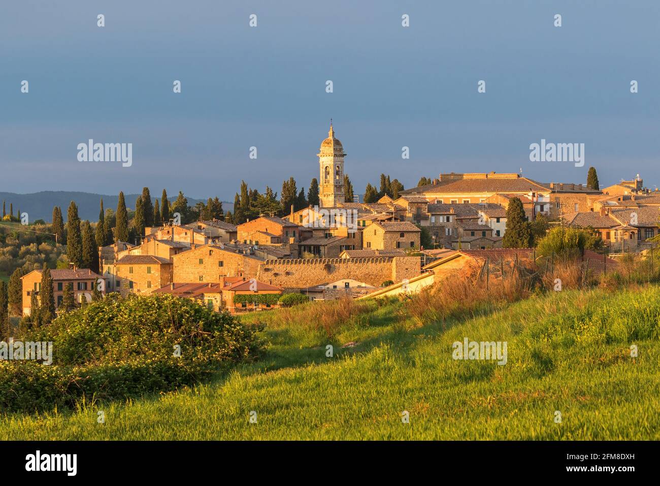 Vue sur San Quirico d'Orcia, un village italien de Toscane au coucher du soleil Banque D'Images