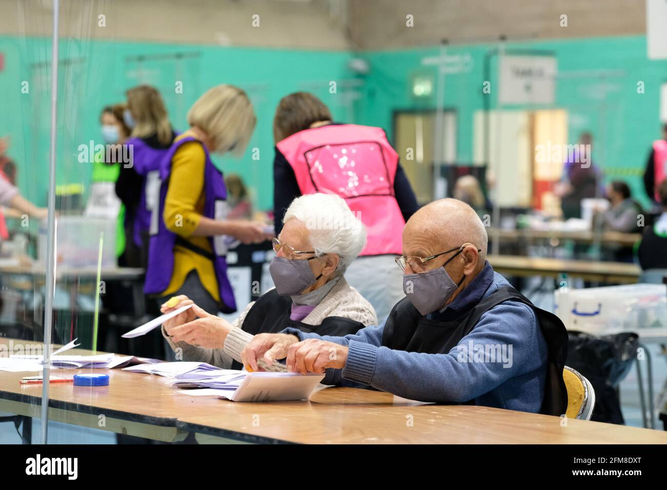 Hereford, Herefordshire, Royaume-Uni – vendredi 7 mai 2021 – les responsables électoraux et le personnel de dépouillement commencent le processus de dépouillement des votes après des élections locales d'hier. Il s'agit de la première élection depuis la pandémie du coronavirus et le personnel doit travailler selon des directives strictes de Covid. Dans le Herefordshire, les électeurs ont voté pour des conseillers locaux et aussi pour un commissaire de police et de crime pour la police de West Mercia. Photo Steven May / Alamy Live News Banque D'Images